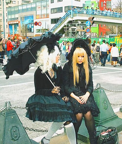 Two_gothic_lolitas_in_Harajuku_20050427.jpg