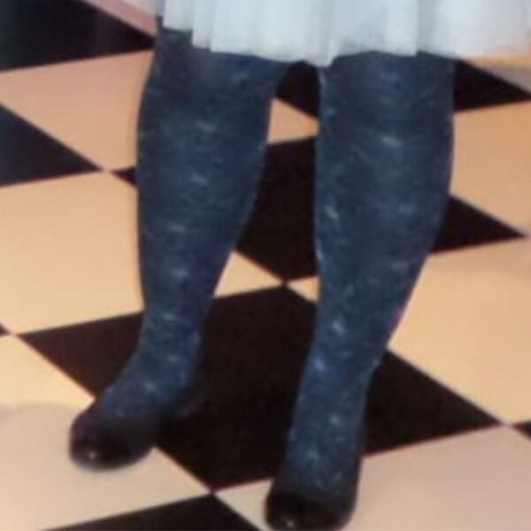 granatowe w niebieskie kwiaty